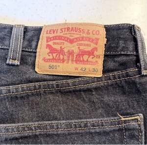 LEVIS 501 BUTTON FLY dark Denim Jeans Original Fit Mens Size 42x30